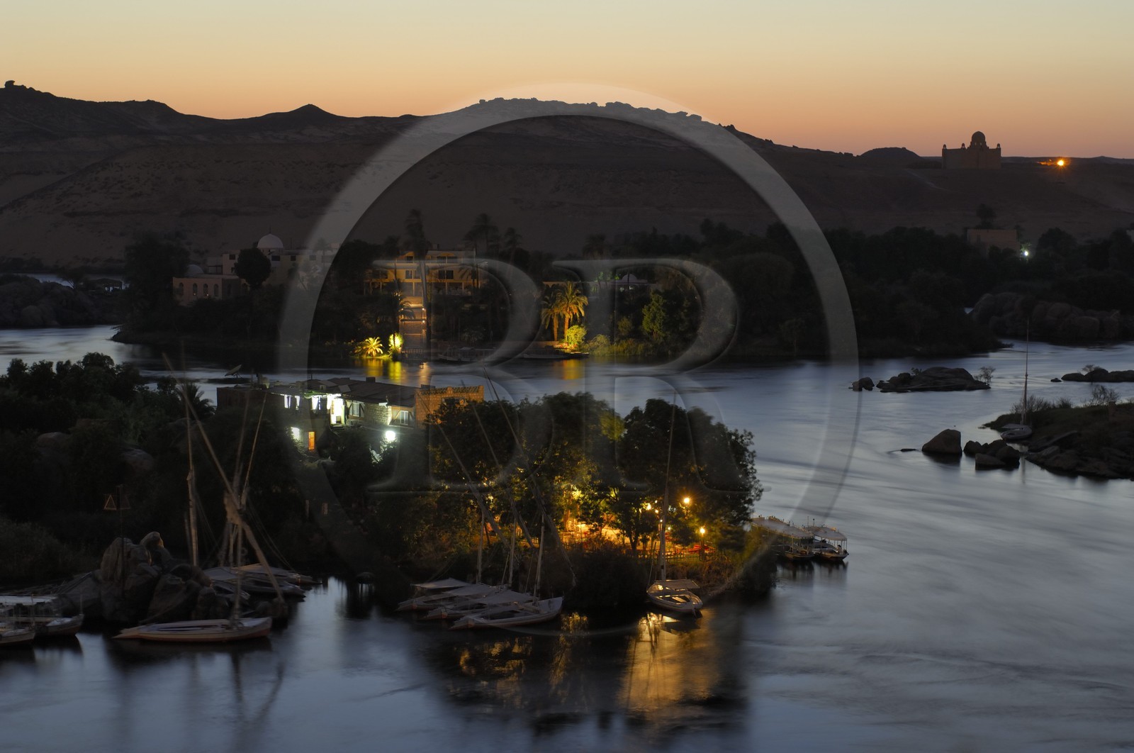 Egypte, Haute Egypte, Nubie, vallée du Nil, Assouan, mausolée de l'Agha Khan sur la rive ouest dominant la première cataracte et l'ile d'Amoun