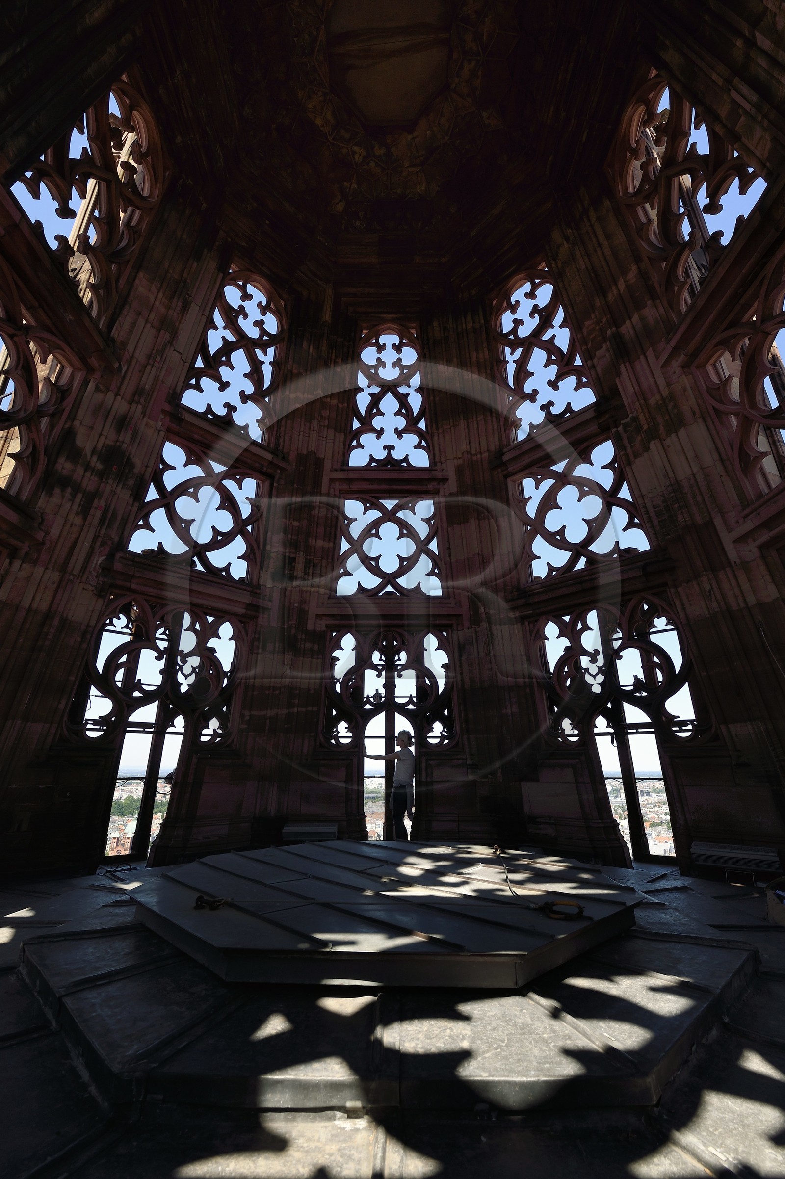 France, Bas-Rhin (67), Strasbourg, vieille ville classée au Patrimoine Mondial de l'UNESCO, la cathédrale Notre-Dame, vue de l'intérieur de la flèche depuis le haut de la tour octogonale (niveau 100m), elle est équipée de huit escaliers extérieurs cachés dans cette dentelle de pierre au dessin complexe de pyramide à huit pans