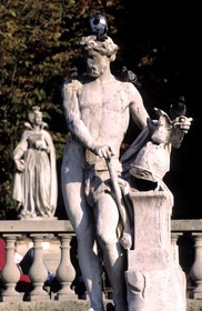 France, Paris (75), jardin du Luxembourg, une des nombreuses statues qui ornent le jardin