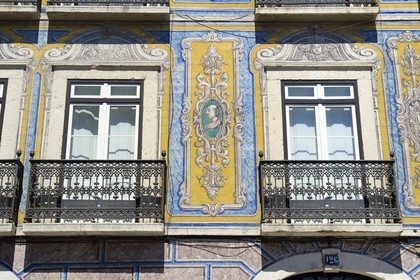 Portugal, Lisbonne, quartier de l'Alfama, campo de Santa Clara, facade d'azulejos