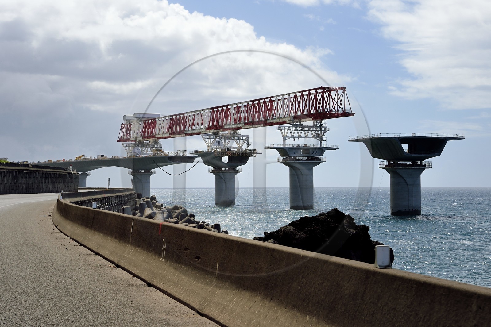 France, Ile de la Reunion, La Possession, chantier de la Nouvelle Route du Littoral (NRL), viaduc maritime long de 5,4 km entre la capitale Saint-Denis et le principal port de commerce à l’Ouest
