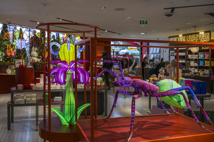 France, Paris (75), le grand magasin de La Samaritaine pendant les fêtes de Noël, réalisations de Thoiry Lumières Sauvages dans le magasin