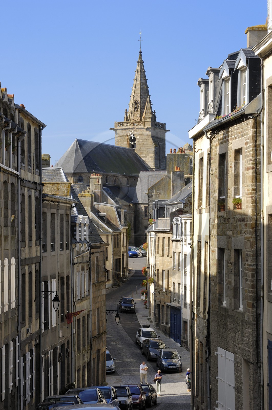 France, Manche (50), Granville, la Haute Ville, église Notre-Dame de Cap-Lihou et la rue Notre-Dame