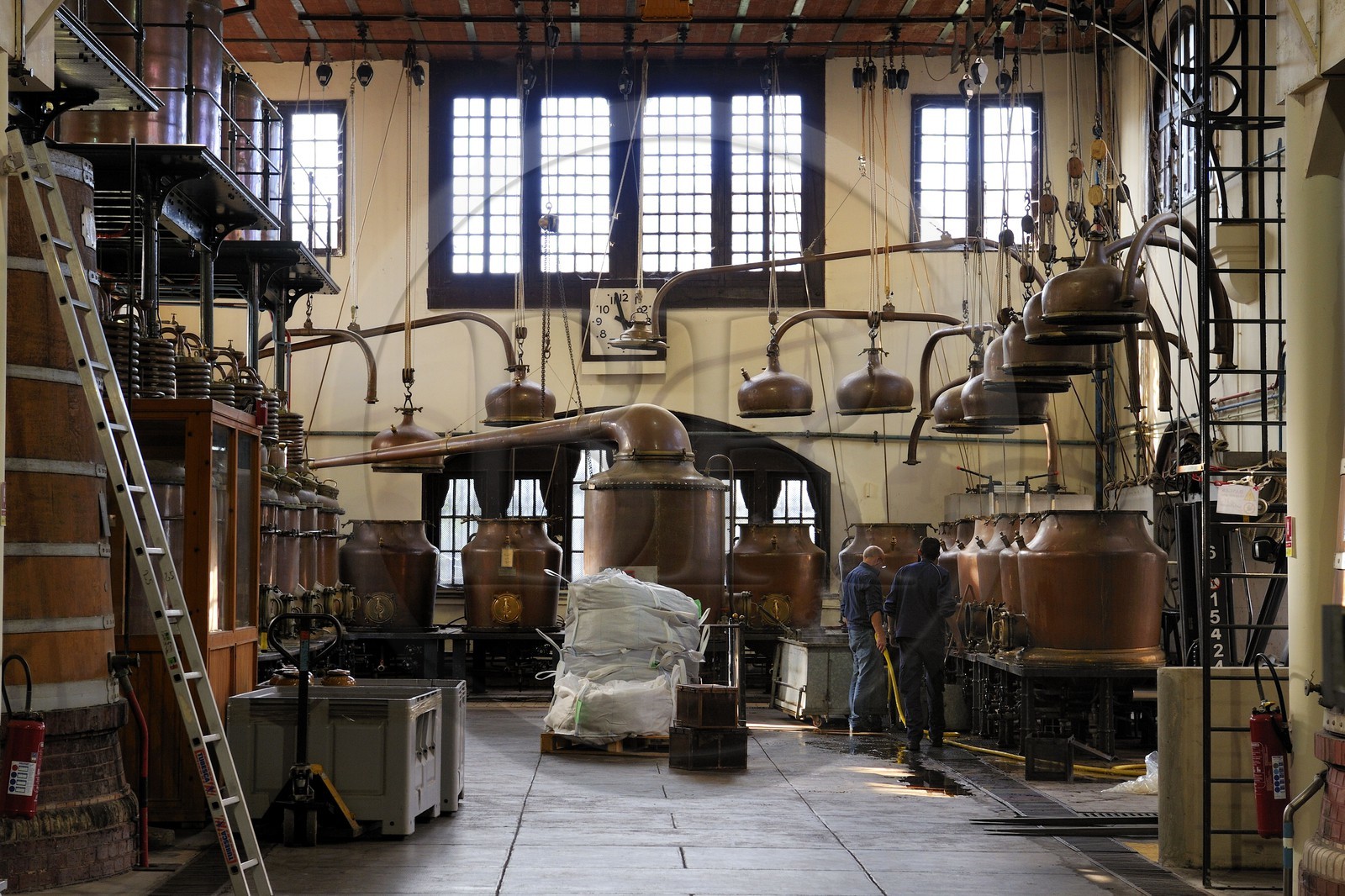 France, Seine-Maritime (76), Pays de Caux, Côte d'Albâtre, Fécamp, Palais Bénédictine, distillerie aux alambics de cuivre martelé de la liqueur Bénédictine