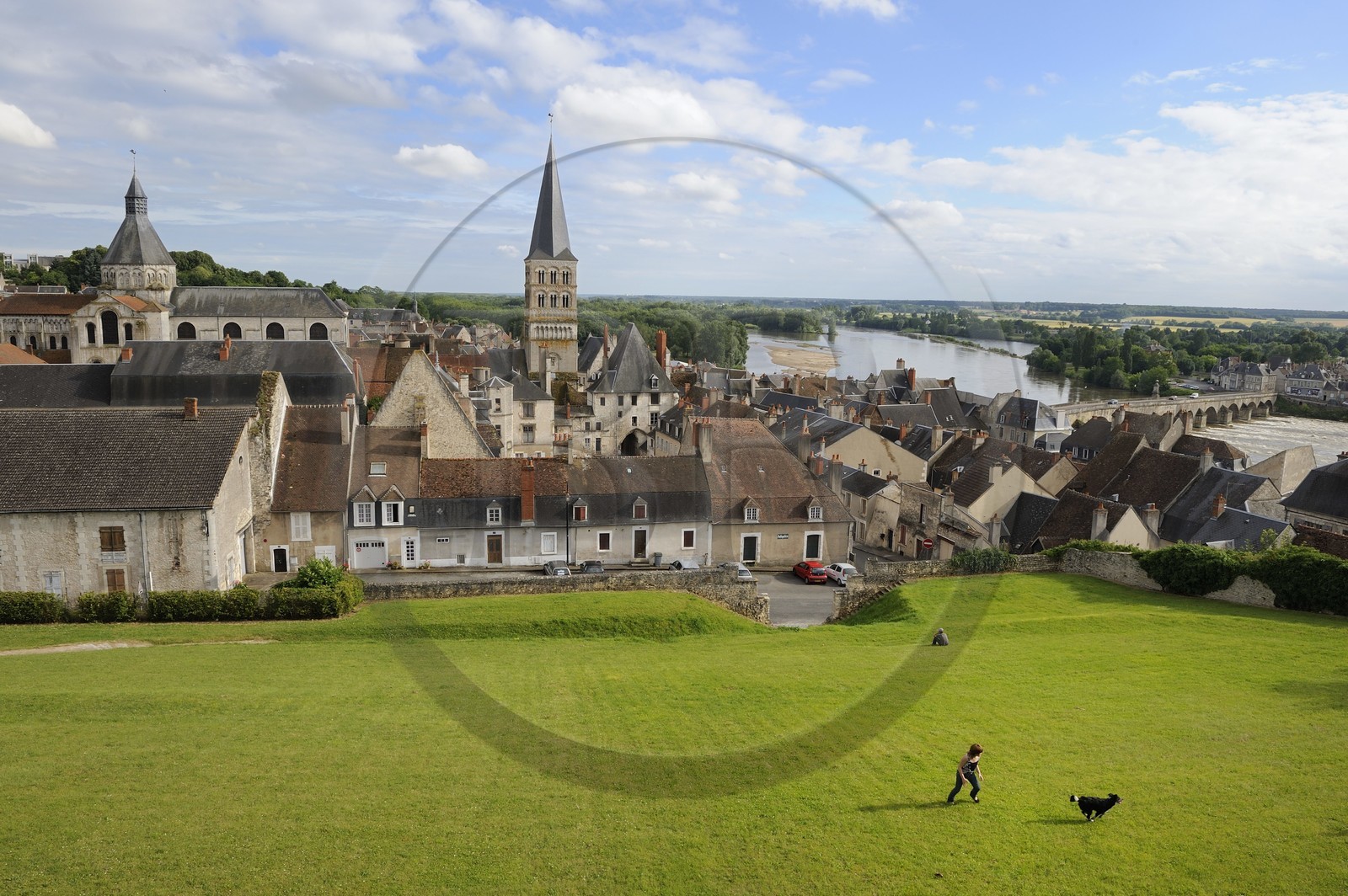 France, Nièvre (58), La Charité-sur-Loire,  le clocher Sainte Croix domine la ville et la Loire