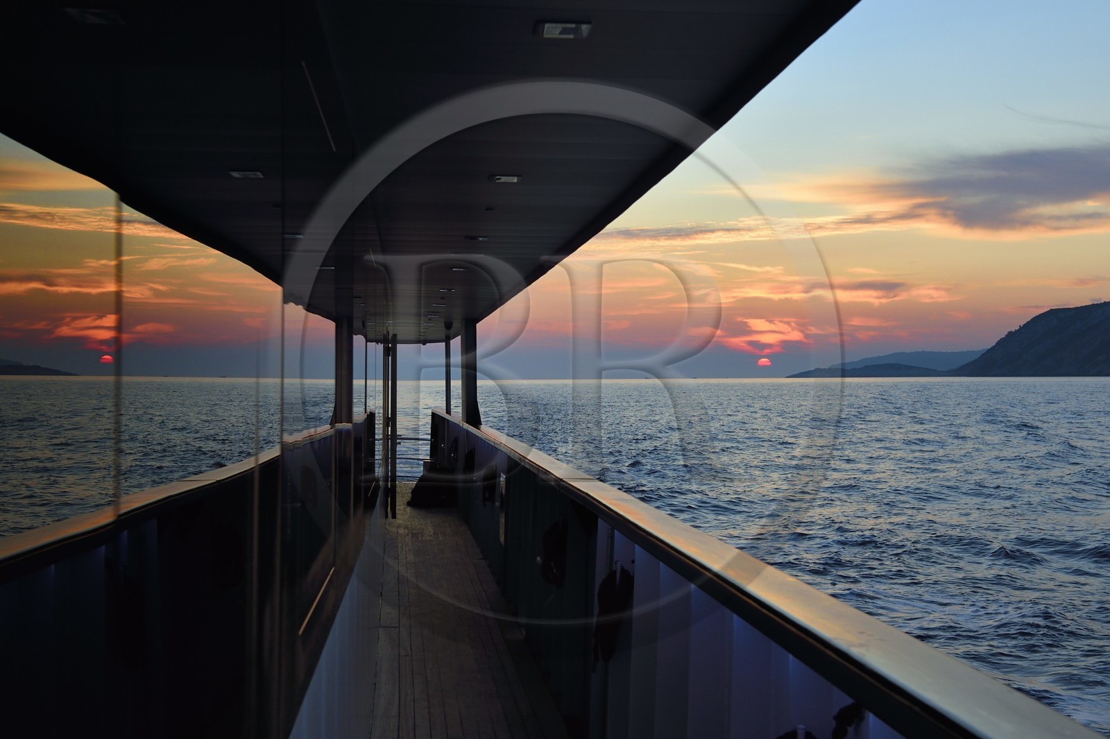 Croatie, Dalmatie, cote dalmate, lever de soleil au large de l'Ile de Vis