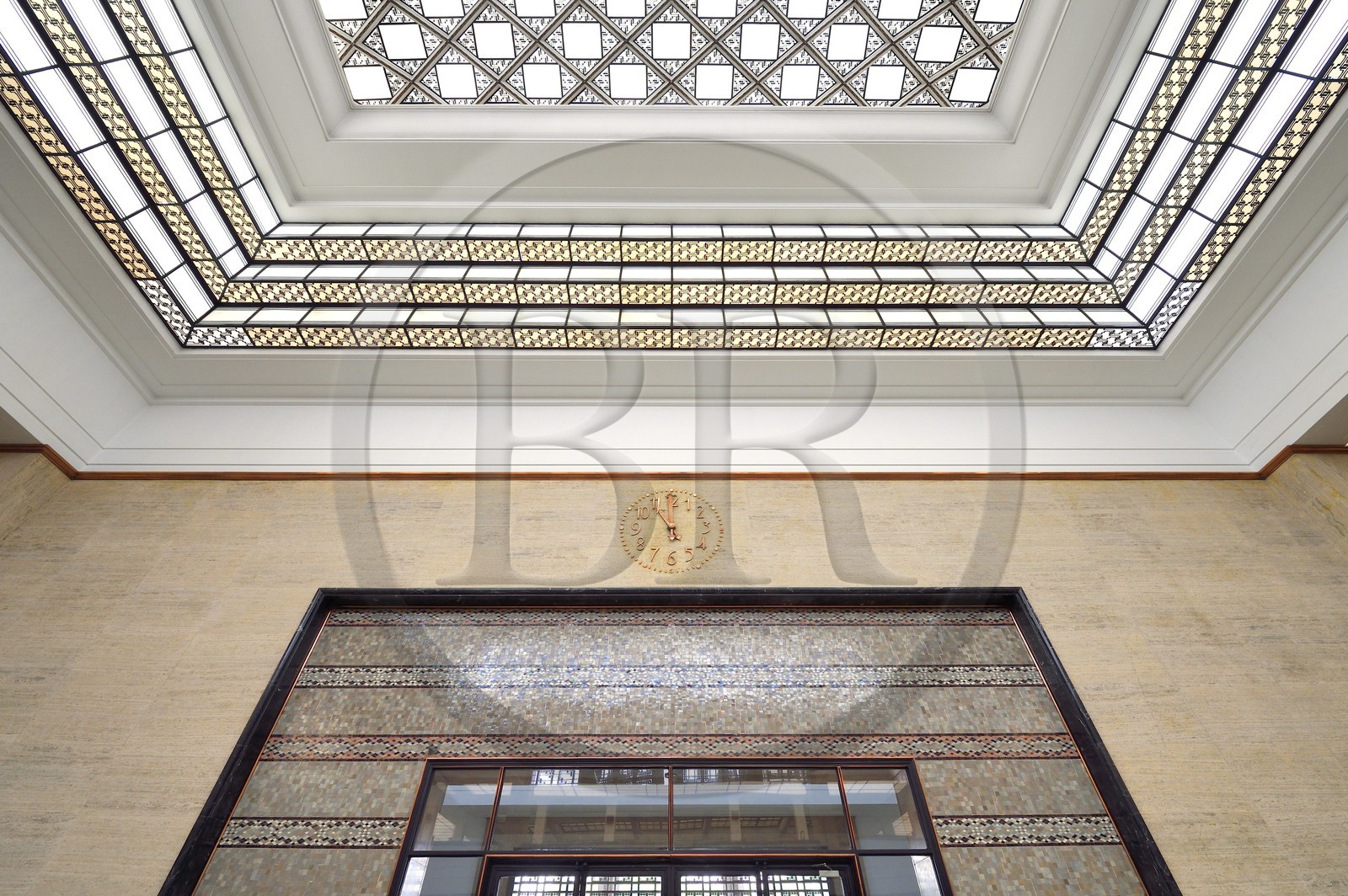 Maroc, Casablanca, banque Al Magrib place Mohammed V à l'angle de l'avenue Hassan II, architecte Edmond Brion (1937)