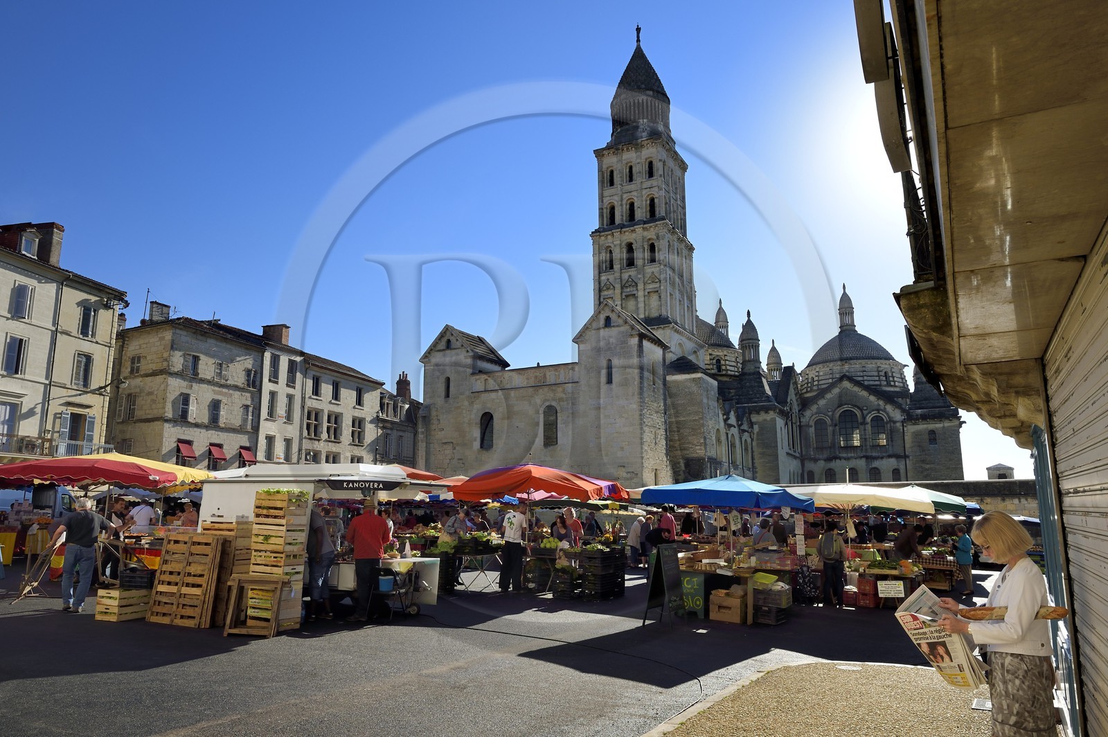 France, Dordogne (24), Périgord Blanc, Périgueux, le marché place de la Clautre devant la Cathédrale Saint-Front, étape sur le chemin de Saint-Jacques-de-Compostelle site classé Patrimoine Mondial de l'UNESCO