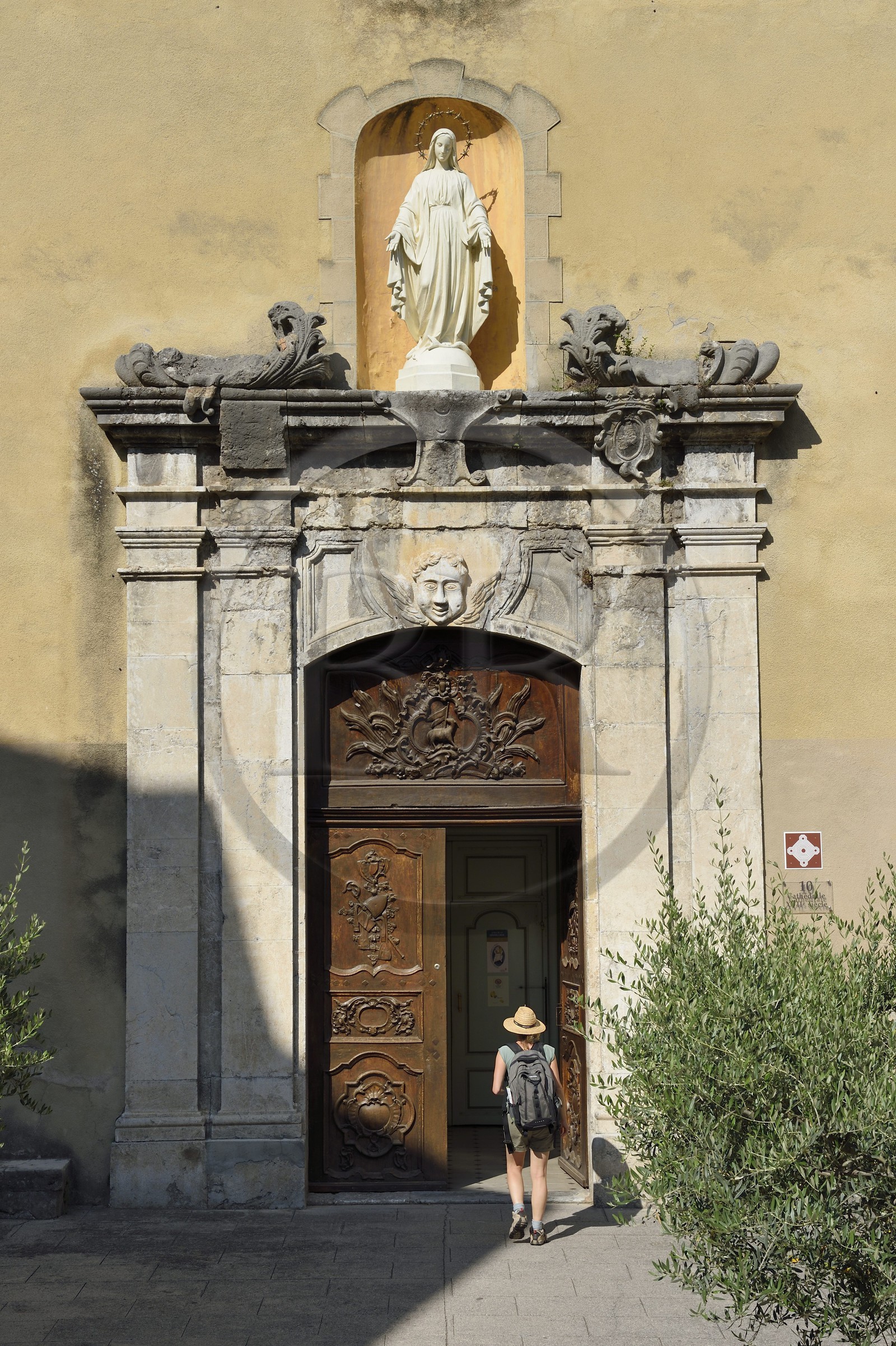 France, Alpes-de-Haute-Provence (04), cité médiévale d'Entrevaux fortifiée par Vauban, la cathédrale fortifiée Notre-Dame-de-l'Assomption