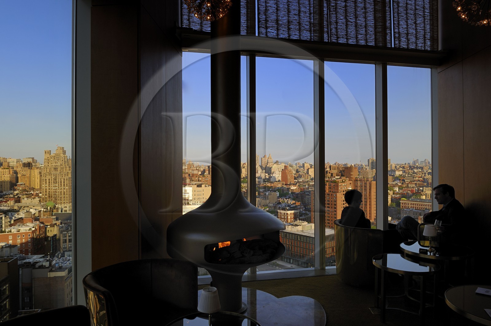 Etats-Unis, New York, Manhattan, Meatpacking district, champagne au bar du Standart Hotel qui surplombe la High Line avec vue sur Midtown