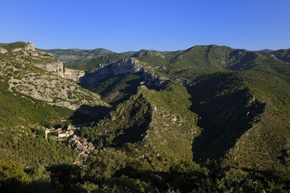 France, Hérault (34), village médiéval de Saint-Guilhem-le-Désert, labellisé Les Plus Beaux Villages de France, la combe de Gellone et le village au creux des monts de l'Infernet