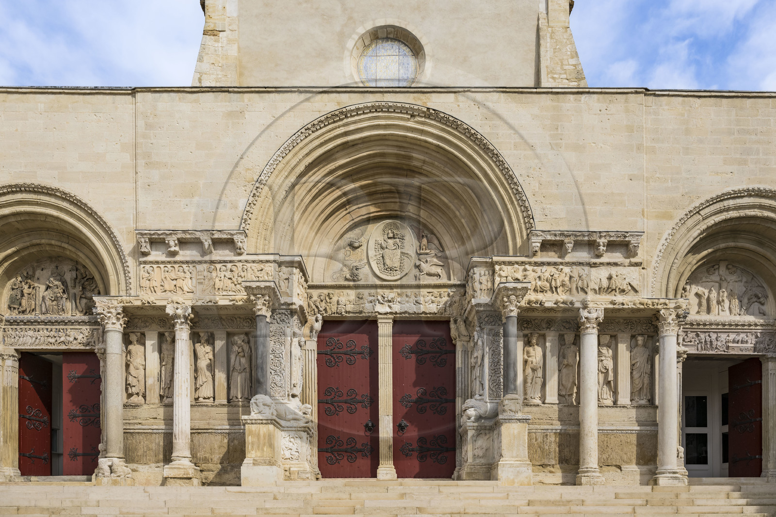 France, Gard (30), Saint-Gilles du Gard, église abbatiale de Saint-Gilles du XIIème-XIIIème siècle, classée Patrimoine Mondial de l'UNESCO au titre des chemins de Saint-Jacques de Compostelle en France, sculptures de la facade orientale de style art roman provencal et chapiteau corinthien
