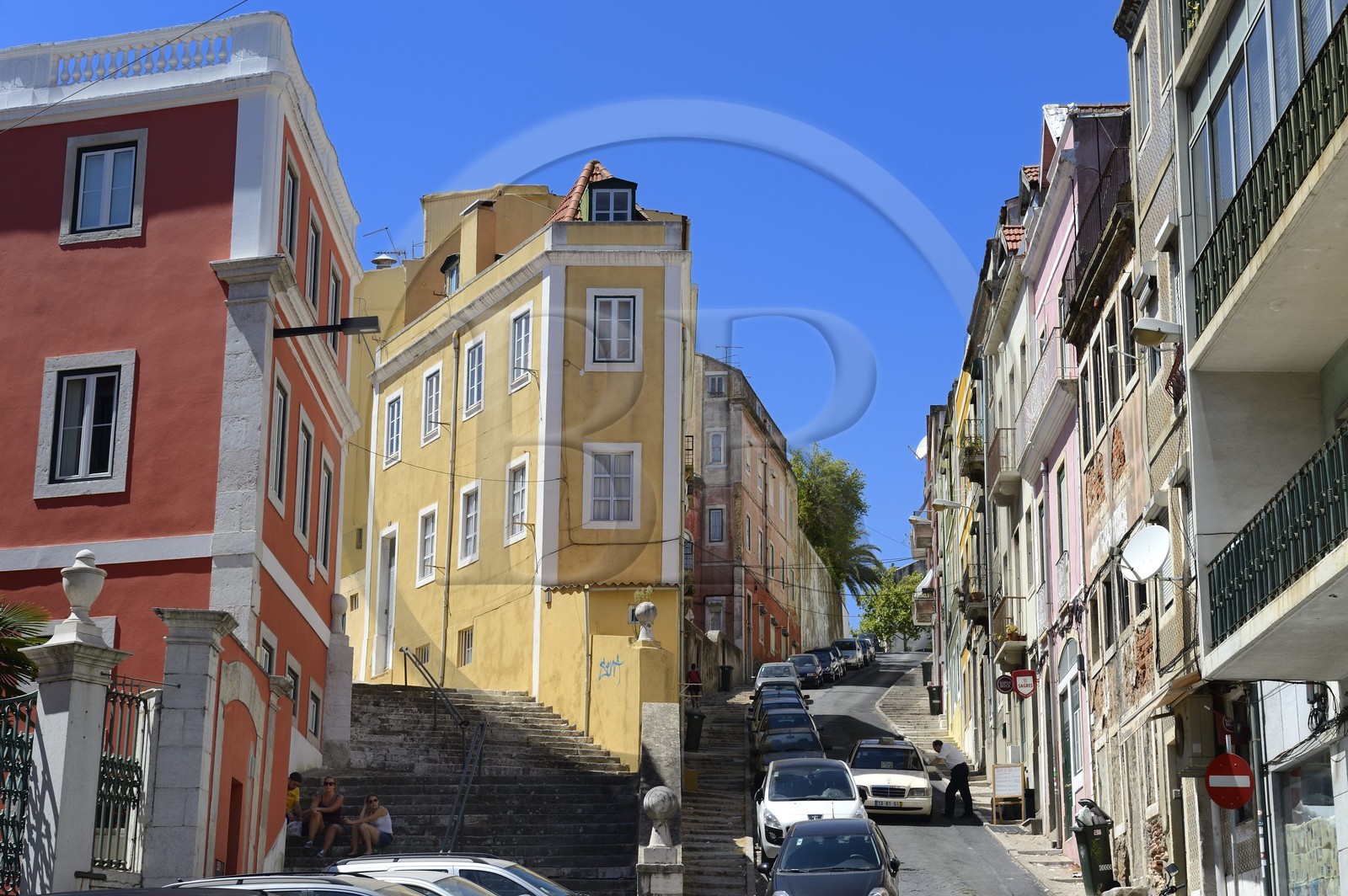 Portugal, Lisbonne, quartier de Alcantara, rue en pente