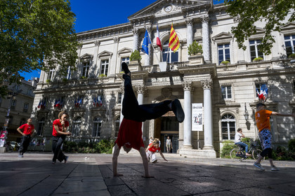 France, Vaucluse, Avignon, Place de l'Horloge, Barulhos show, creation of the Malka Company, teaser street show in front of the Town Hall during the festival