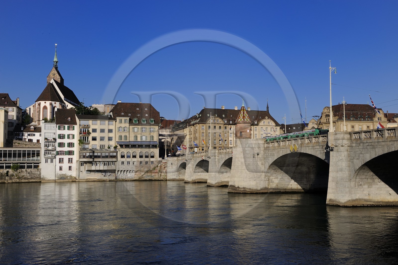 Suisse, Bâle, la Mittlere Brücke qui enjambe le Rhin