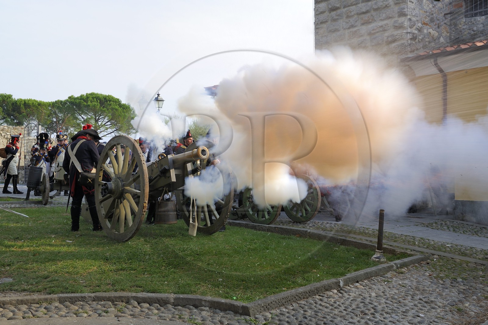 Italie, Ligurie, Sarzana, Napoleon Festival, soldats français de la Grande Armée faisant feu au canon sur l'ennemi autrichien aux abords de la Citadelle (forteresse Firmafede)