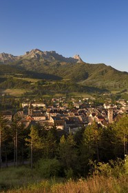 France, Alpes-de-Haute-Provence (04), vallée de l'Ubaye, Barcelonnette dominé par la montagne Chapeau de Gendarme (2682m)