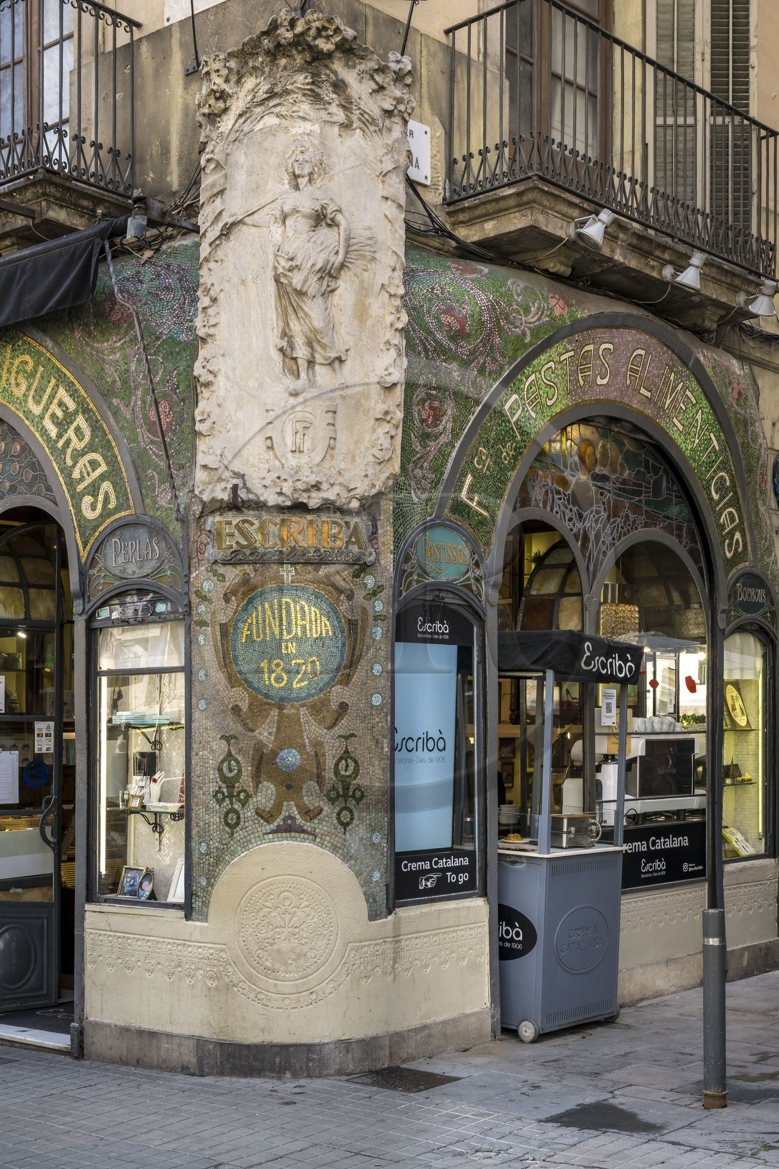 Espagne, Catalogne, Barcelone,Las Ramblas, le chocolatier-pâtissier Escriba, Antiga Casa Figueras, façade Art Nouveau de l'architecte moderniste de Ros i Güell