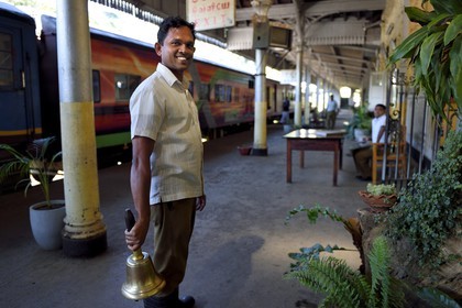 Sri Lanka, Province d'Uva, Gare de Badulla, annonce du départ du train avec la cloche