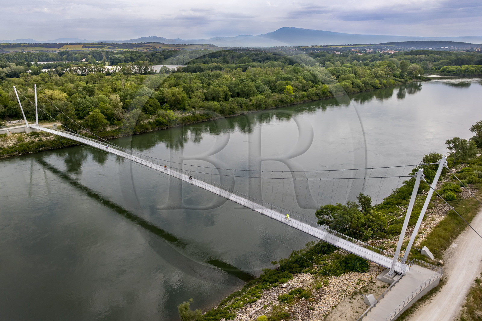France, Vaucluse (84), Sorgues, véloroute ViaRhona, cyclistes traversant la passerelle suspendue de l’Oiselay-Sauveterre sur le Rhone et le Mont Ventoux en arrière plan (vue aérienne)