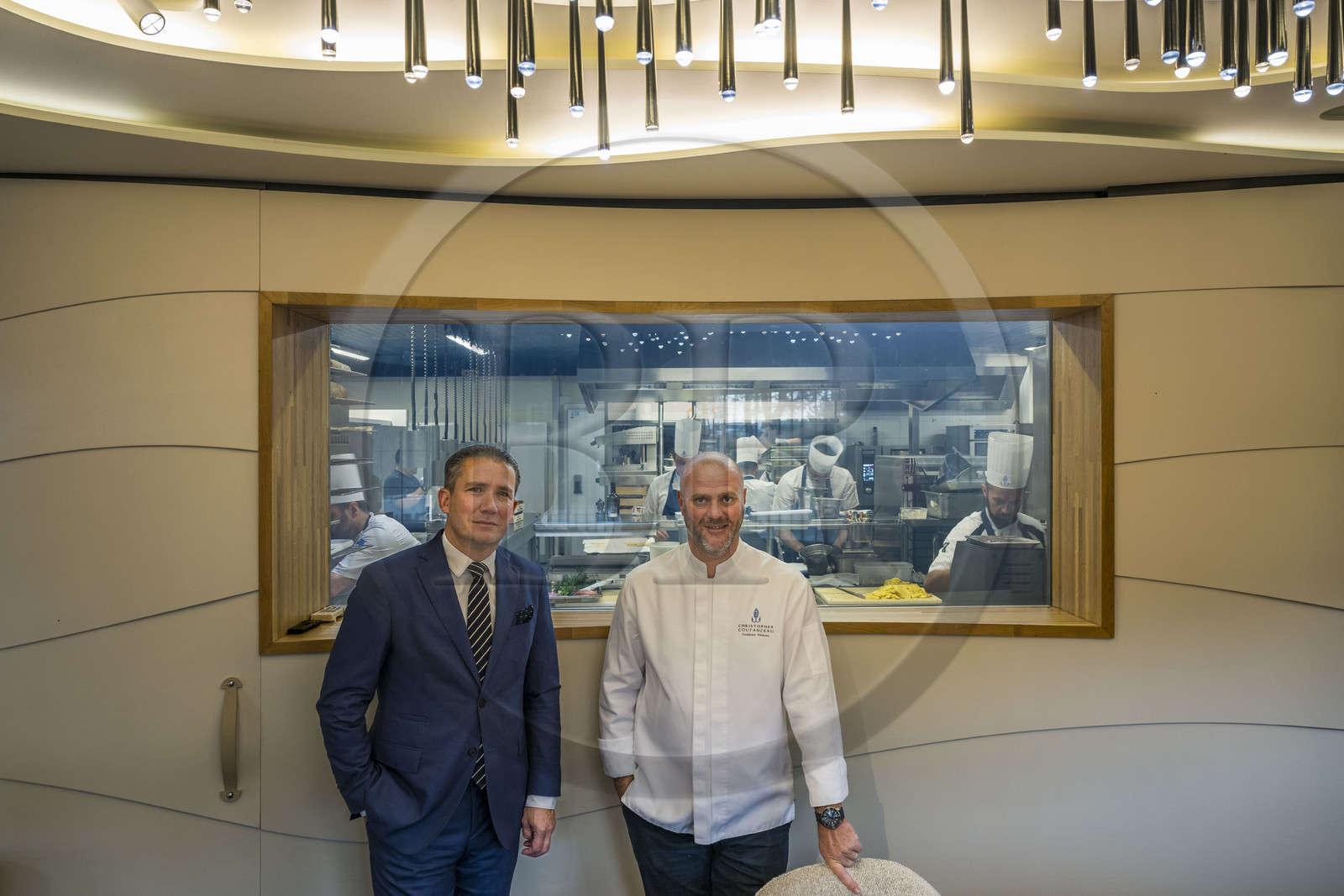 France, Charente-Maritime (17), La Rochelle, le chef étoilé Christopher Coutanceau dans son restaurant gastronomique 2 étoiles Michelin, avec son associé Nicolas Brossard devant la vitre à cristaux liquides que l’on peut opacifier de la Table du Chef