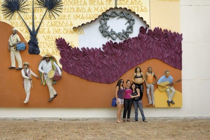 Brésil, Etat du Minas Gerais, région de Belo Horizonte, Brumadinho, centre d'art contemporain Inhotim, Galeria Praça, Abre a Porta (2006) de John Ahearn et Rigoberto Torres