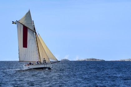 Sweden, Västra Götaland, old sailboat off Fjällbacka