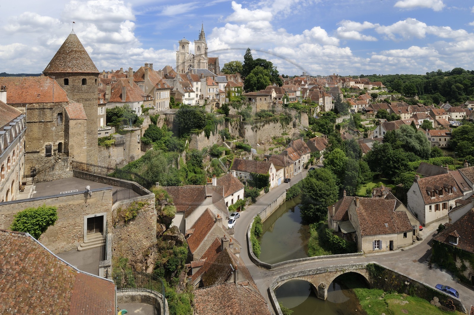 France, Côte d'Or (21), Semur-en-Auxois, Tour de la Prison, l'église Notre-Dame et la rue Chaude sur les quais de l'Armançon