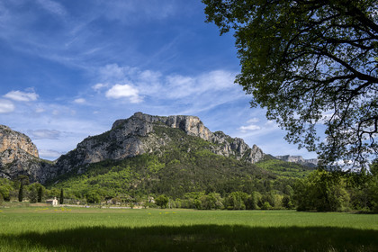 France, Alpes-de-Haute-Provence (04), Parc Naturel Régional du Verdon, Moustiers-Sainte-Marie, la crête de l'Ourbes, point de départ de la barre rocheuse qui domine la rive droite des Gorges du Verdon