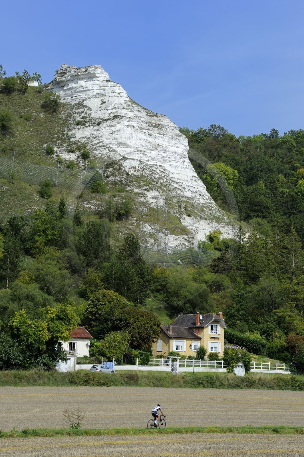 France, Val-d'Oise (95), parc naturel du Vexin français, Haute-Isle, falaises calcaires qui bordent la vallée de la Seine