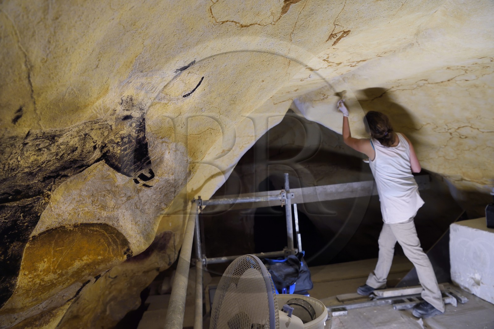 France, Dordogne, Montignac, Montignac-Lascaux Parietal Art international Centre (Lascaux 4) building site, finishing work in the nave of the reconstituted cave by the Atelier des Fac-Similés du Périgord (Perigord's Facsimile Workshop AFSP) under the watch of an aurochs
