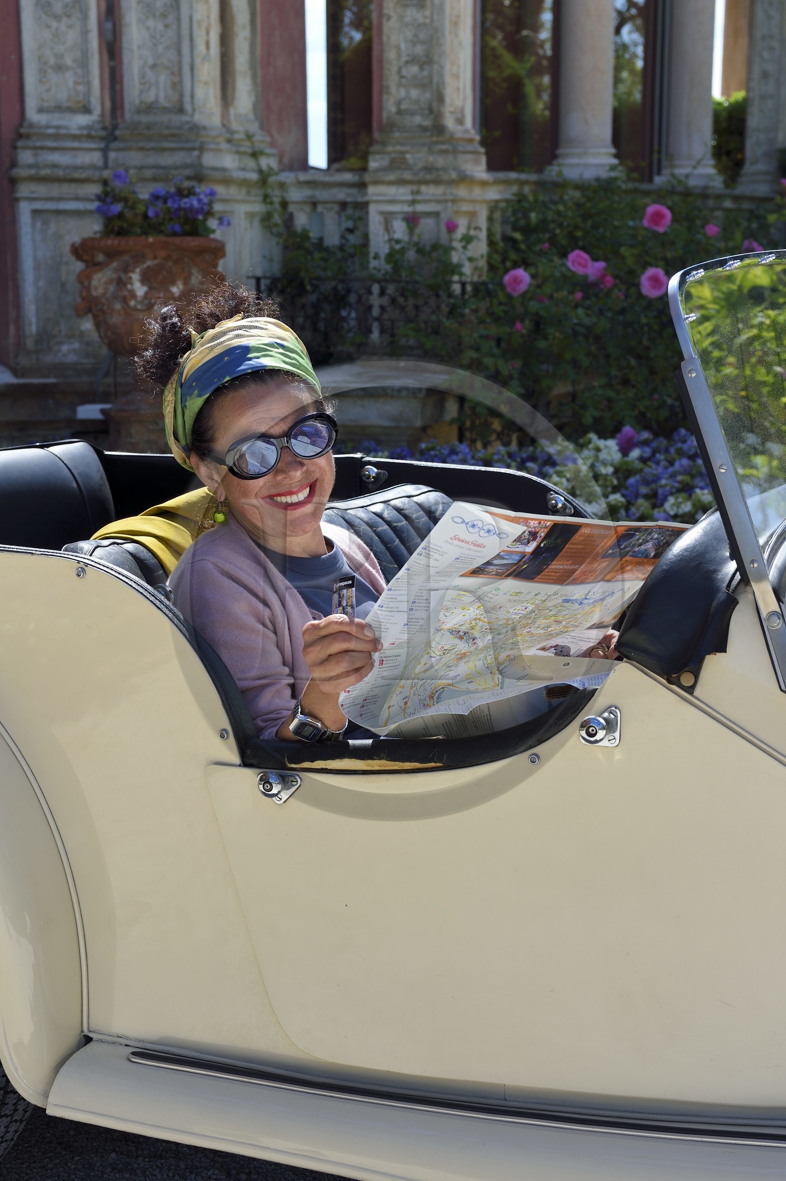 France, Alpes Maritimes (06), Saint-Jean-Cap-Ferrat, voiture vintage Morgan Roadster 4 4 devant la villa Ephrussi de Rothschild