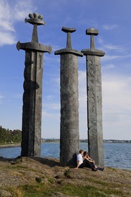 Norvège, Rogaland, Stavanger, les épées monumentales de Fritz Roed (1983) en souvenir de la bataille de Hafsfjord en 872