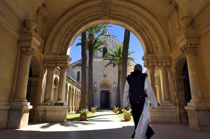 France, Alpes-Maritimes (06), Cannes, Iles de Lérins, Ile de Saint-Honorat, Abbaye de Lérins, l'église abbatiale et le monastère