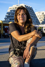 France, Hérault (34), La Grande-Motte, labellisé patrimoine du XXème siècle, quartier du Levant à l'Est du port, la photographe et guide Caroline Geolle