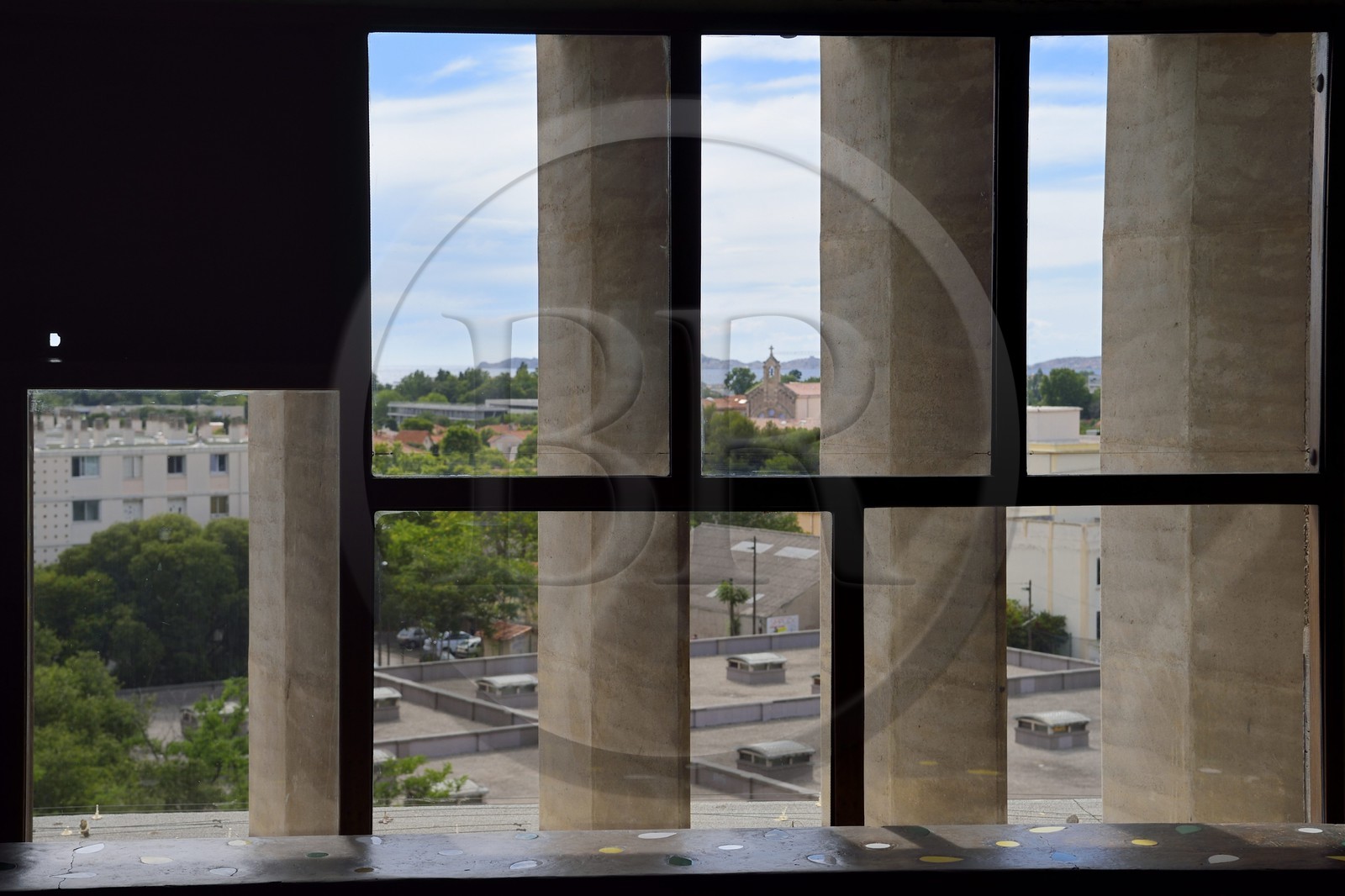 France, Bouches-du-Rhône (13), Marseille, oeuvre architecturale de Le Corbusier, classée Patrimoine Mondial de l'UNESCO, la Cité Radieuse par l'architecte Le Corbusier, le déambulatoire entre le 3e et le 4e étage