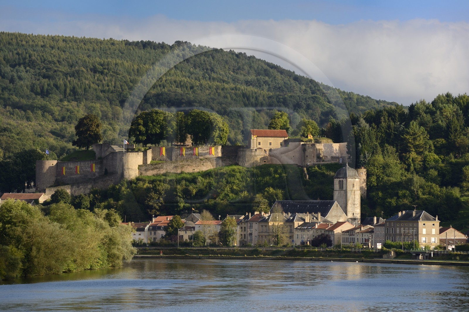 France, Moselle (57), vallée de la Moselle, Sierck-les-Bains en bordure de la Moselle surplombé par le chateau des Ducs de Lorraine du XIIe siècle
