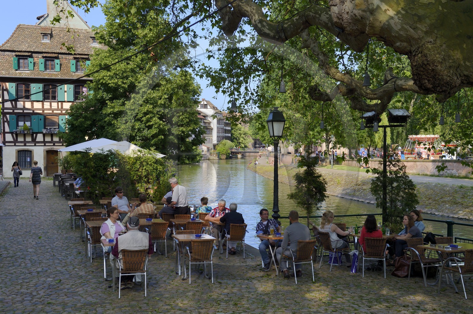 France, Bas-Rhin (67), Strasbourg, vieille ville classée au Patrimoine Mondial de l'UNESCO, quartier de la Petite France, terrasse de Café sur le quai de la Petite France
