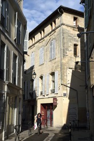 France, Bouches-du-Rhône (13), Arles, rue Jouvene dans la vielle ville