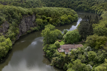 France, Vendée (85), Mervent, les boucles de la rivière La Mère dans la forêt de Mervent (vue aérienne)