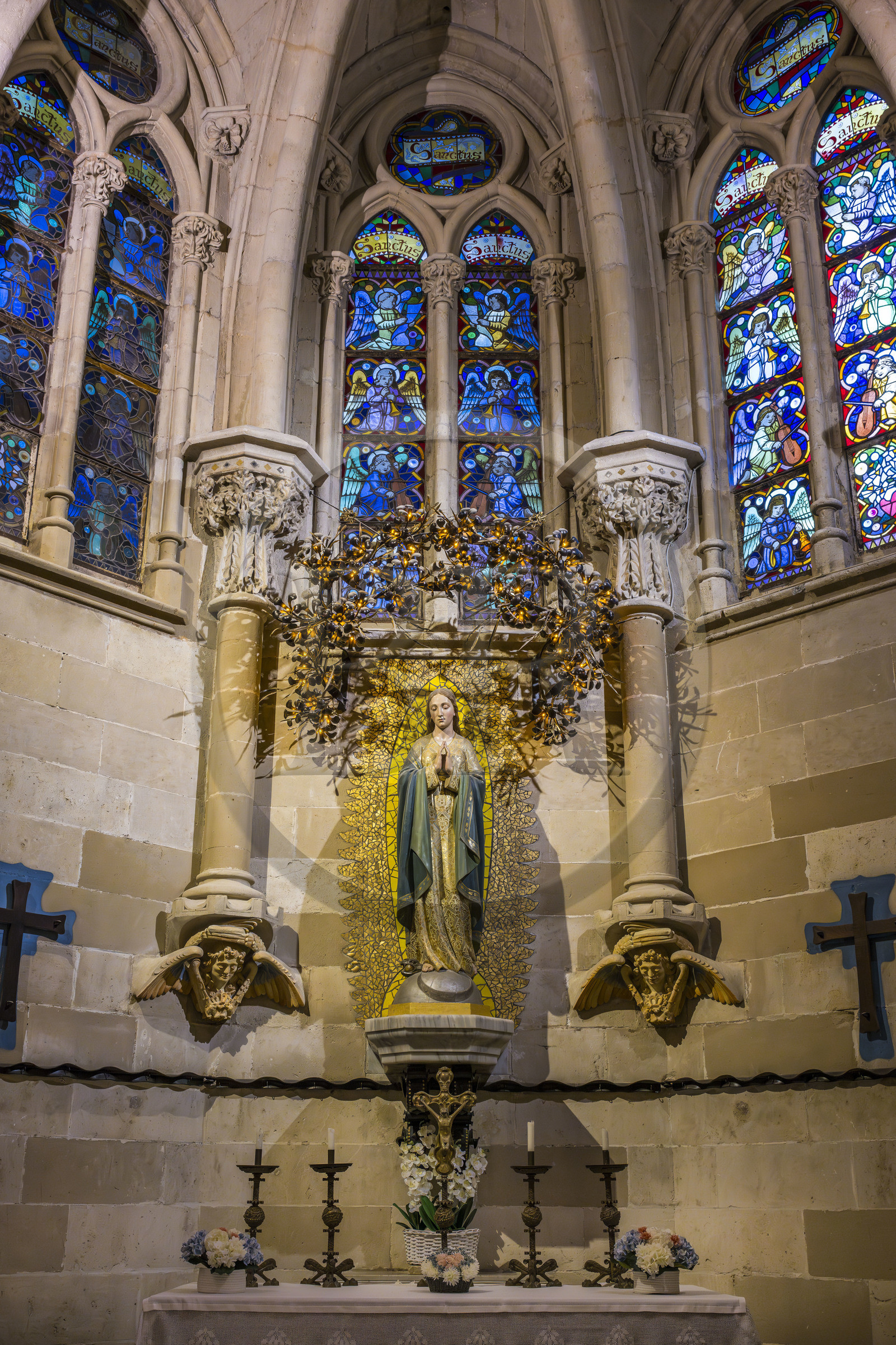 Espagne, Catalogne, Barcelone, quartier de l'Eixample, basilique de la Sagrada Familia de l'architecte du modernisme catalan Antoni Gaudi classée Patrimoine Mondial de l'UNESCO, la crypte de style néo-gothique sert d’église paroissiale, chapelle de la Vierge de Montserrat