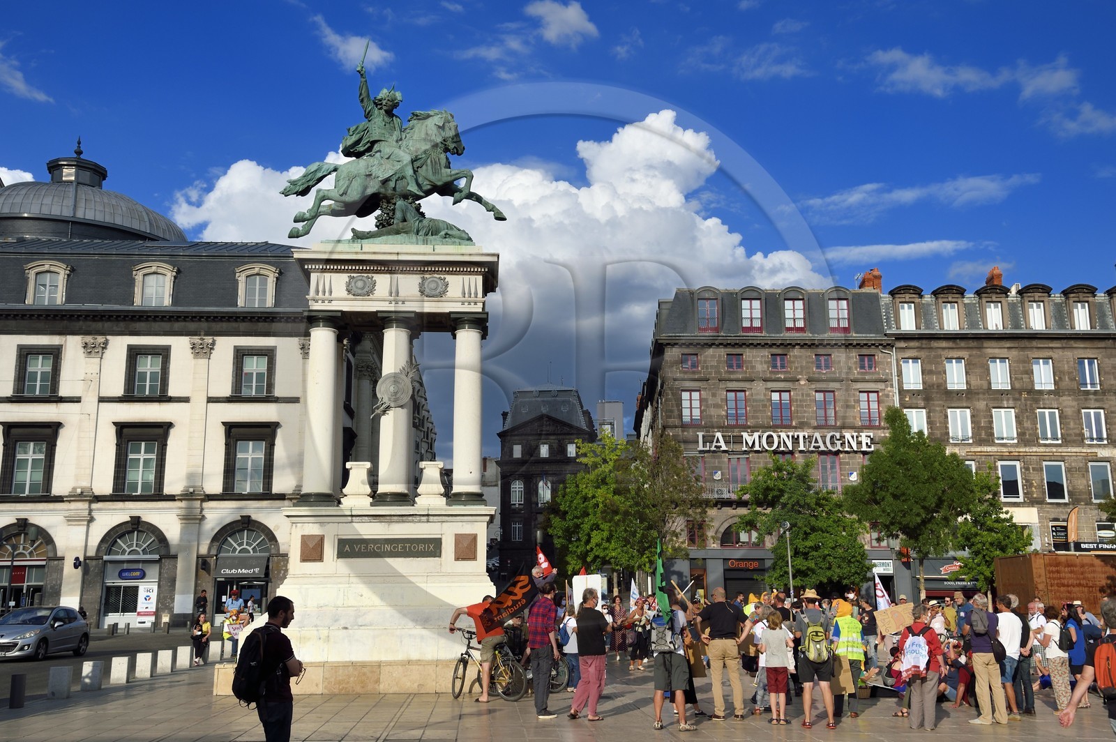 France, Puy-de-Dôme (63), Clermont-Ferrand, la place de Jaude haut lieu des manifestations dans la ville et la statue de Vercingétorix du sculpteur Bartholdi, défilé des sans-culottes, manifestation en solidarité des sans-abris, en arrière plan le siège du journal La Montagne