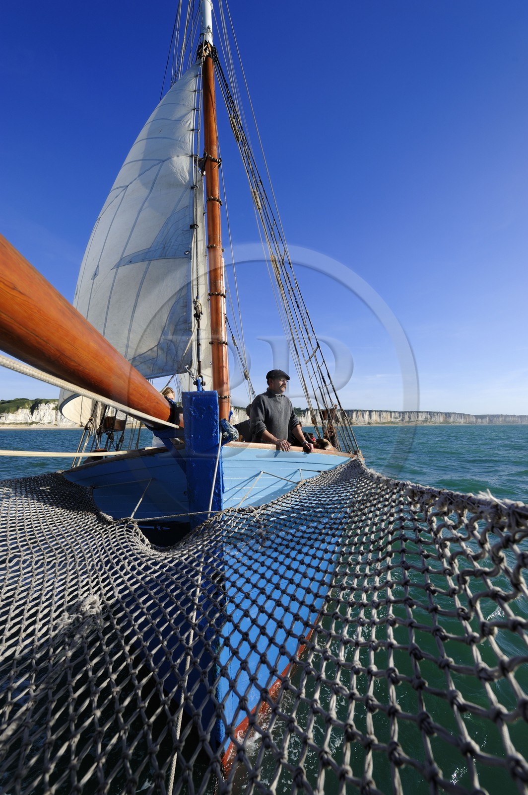France, Seine-Maritime (76), Pays de Caux, Côte d'Albâtre, sortie en mer à bord du vieux gréement la Tante Fine au large des falaises de Fécamp