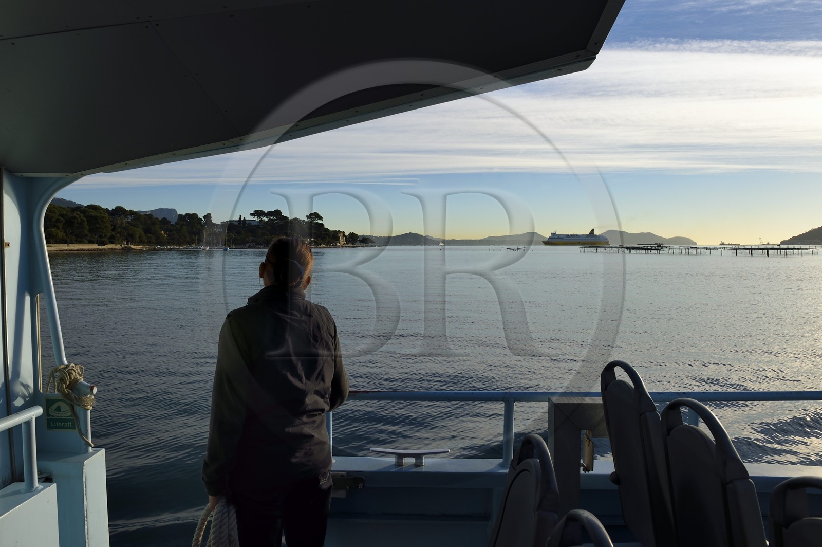 France, Var (83), la rade de Toulon, La Seyne-sur-Mer, quartier de Tamaris, la corniche Michel Pacha, bateau-bus
