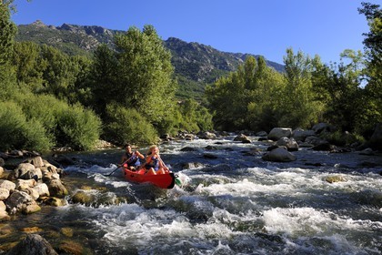 France, Hérault (34), vallée de l' Orb, descente en canoë-kayak de la rivière Orb au moulin de Travassac à Mons la Trivalle, le mont Caroux au fond