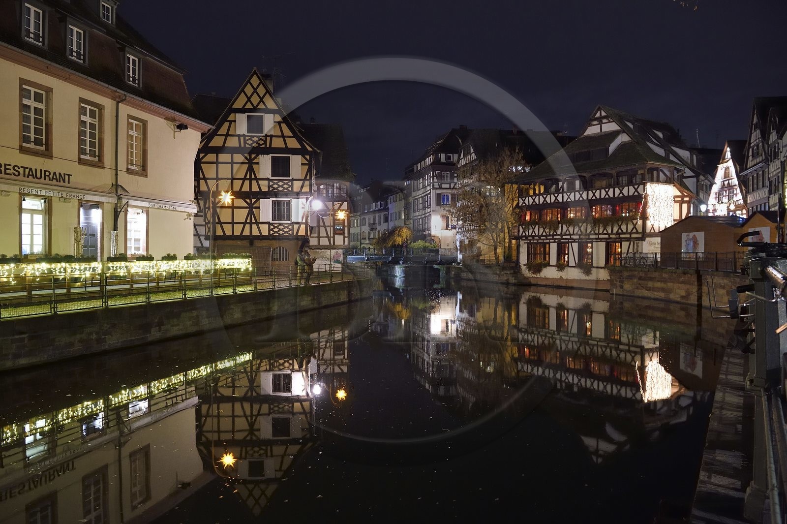 France, Bas-Rhin (67), Strasbourg, vieille ville classée au Patrimoine Mondial de l'UNESCO, quartier de la Petite France, le pont (tournant) du Faisan sur un bras de l'Ill et la Maison des Tanneurs de 1572 (restaurant) à droite