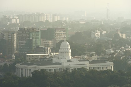 Sri Lanka, province de l'ouest, district de Colombo, Colombo, l'ancien hotel de ville La Maison Blanche qui domine le parc Viharamahadevi