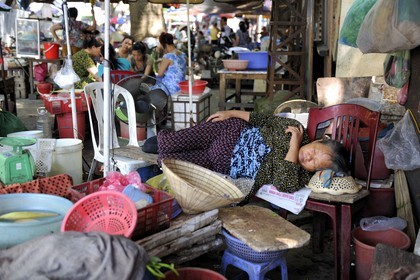 Vietnam, Haiphong, marché, petite sieste entre les étales