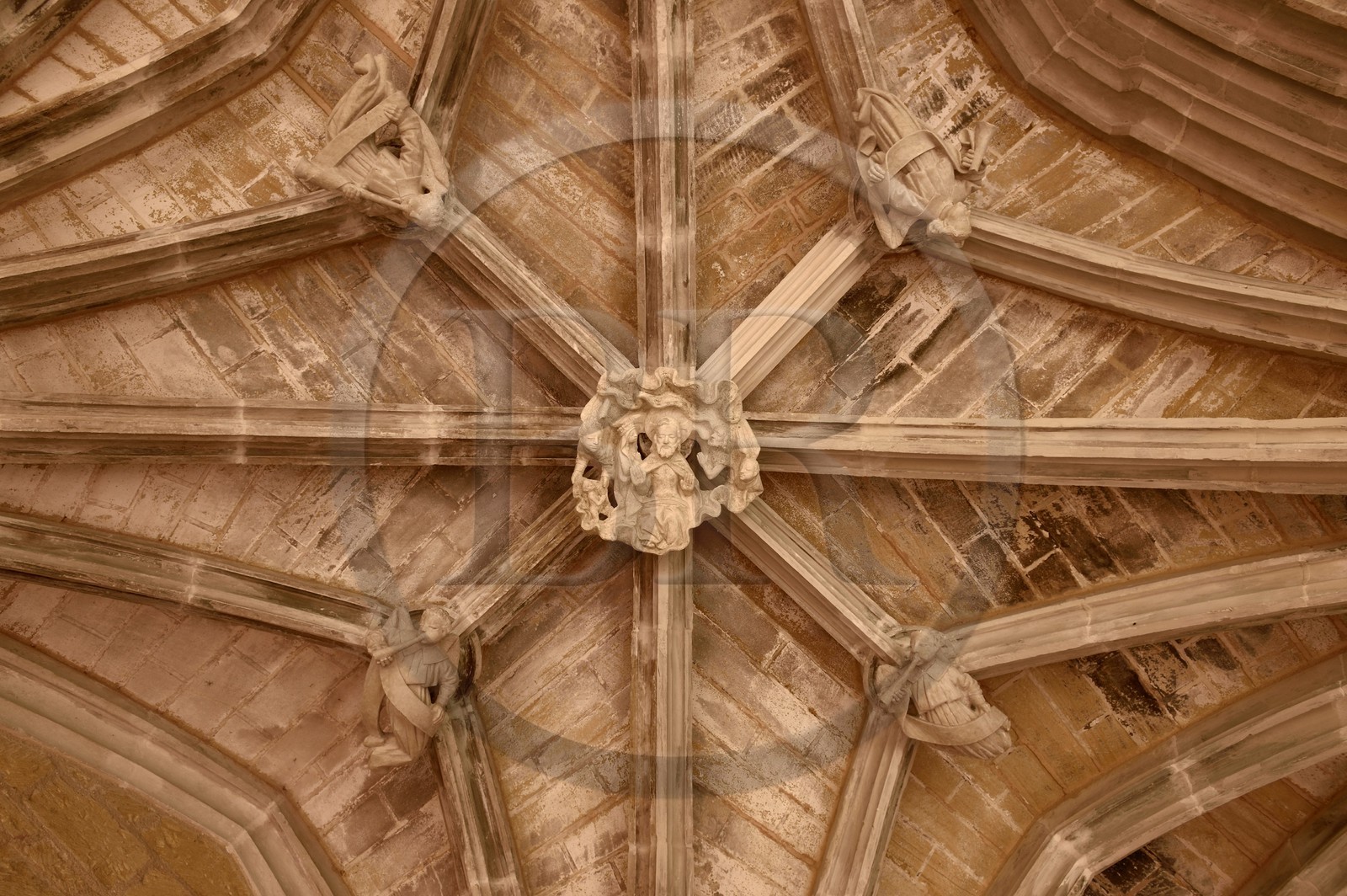 France, Dordogne (24), Périgord Noir, Le Buisson-de-Cadouin, abbaye de Cadouin, étape sur le chemin de Compostelle, site classé Patrimoine Mondial de l'UNESCO, le cloitre du XVe siècle, le jugement dernier représenté par le Christ Juge entouré d'anges musiciens (clef de voute)