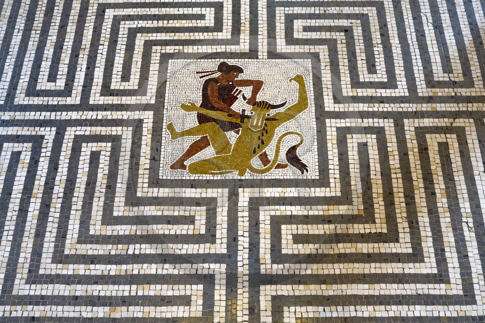 France, Alpes-Maritimes (06),  France, Alpes Maritimes (06), Beaulieu sur Mer, villa Kerylos de style neo-grec construite en 1908 par architecte Emmanuel Pontremoli, l'Andron ou salon des hommes, mosaique représentant Thésée terrassant le Minotaure au centre du labyrinthe